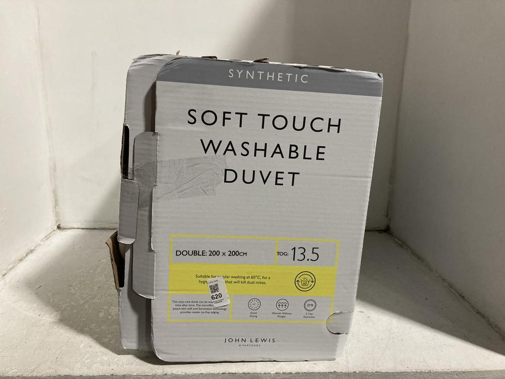 Lot 620  
            Chesterfield SR46 - Parcel Delivery Only 

                
SYNTHETIC SOFT TOUCH WASHABLE DOUBLE 13.5 TOG DUVET ( 200 X 200CM ) (LOCATION: C3)