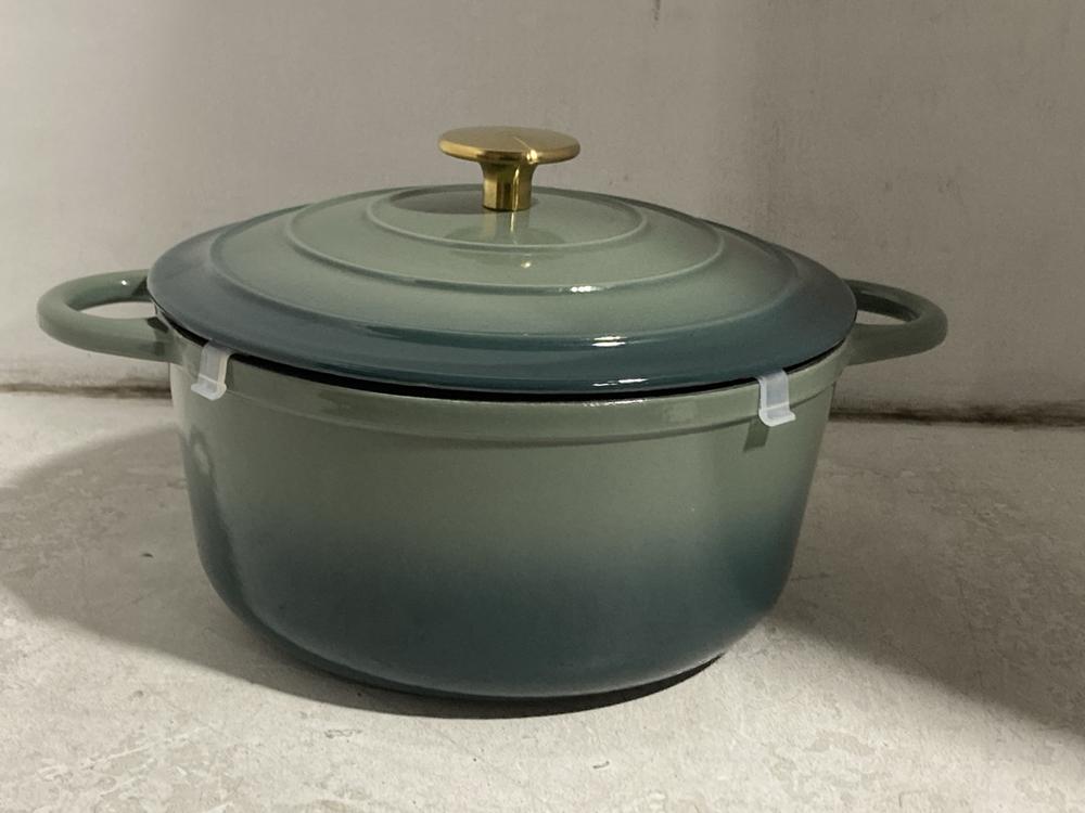 Lot 621  
            Chesterfield SR46 - Parcel Delivery Only 

                
CAST IRON 24CM CASSEROLE DISH WITH LID (LOCATION: C3)