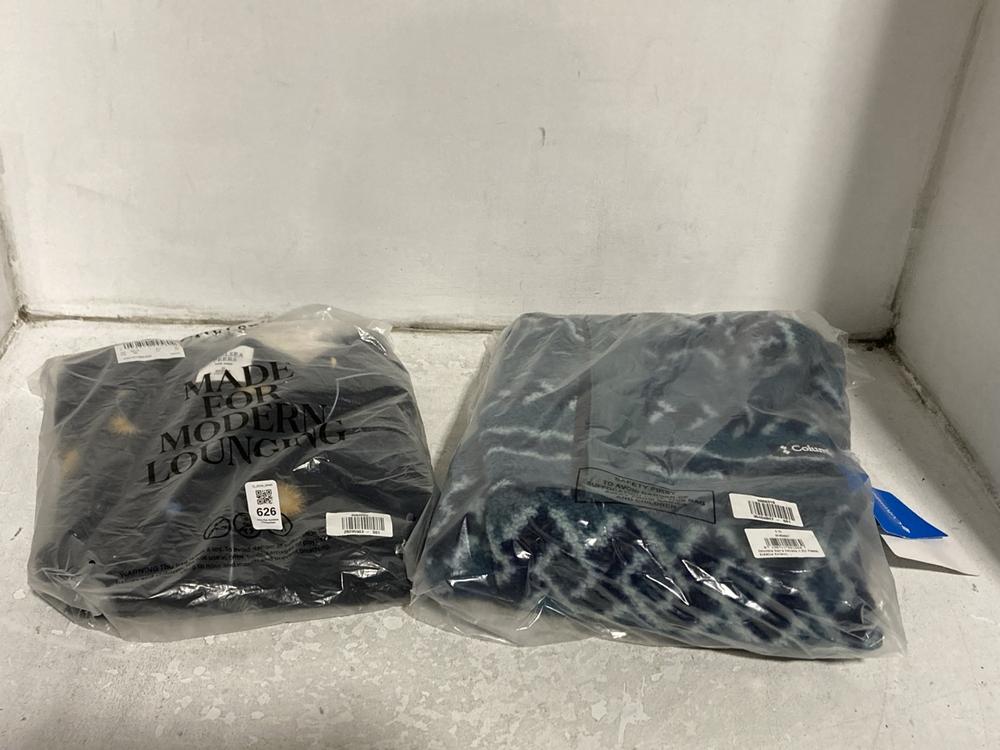 Lot 626  
            Chesterfield SR46 - Parcel Delivery Only 

                
CELESTIAL ZEBRA PJ IN NAVY - UK SIZE 12 TO INCLUDE COLUMBIA HELVETIA ZIP FLEECE I...