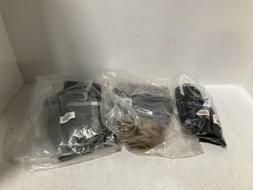 Lot 636  
            Chesterfield SR46 - Parcel Delivery Only 

                
3 X ASSORTED ADULTS BARBOUR CLOTHING TO INCLUDE BARBOUR SALTBURN KNITTED GLOVES I...