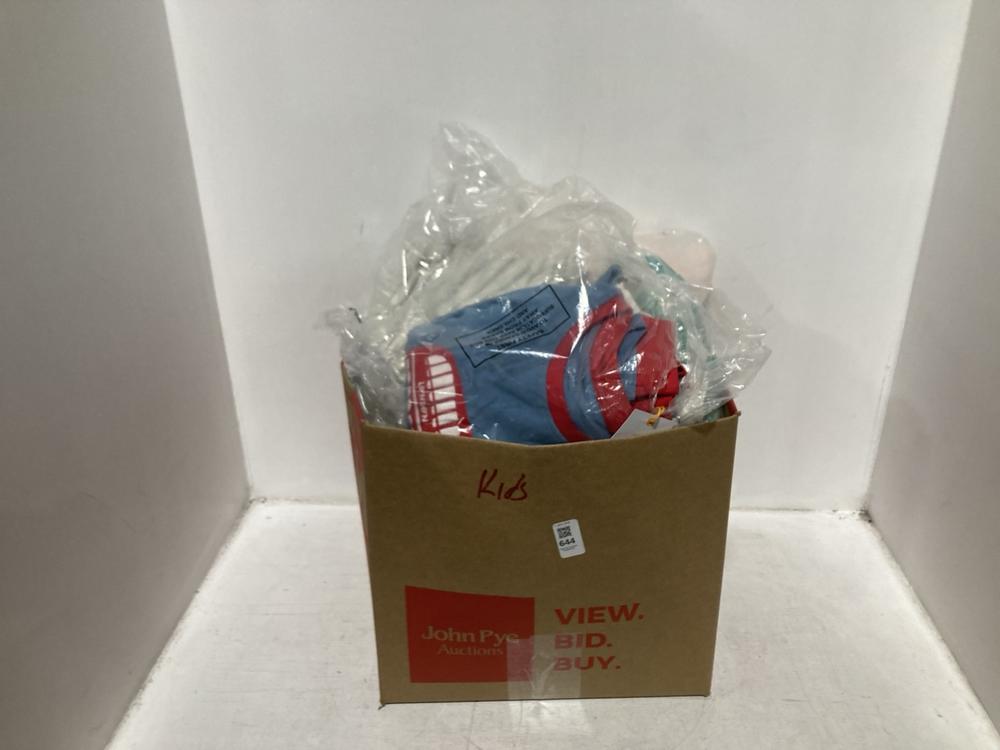 Lot 644  
            Chesterfield SR46 - Parcel Delivery Only 

                
QTY OF ASSORTED KIDS CLOTHING TO INCLUDE LONDON 2-PACK PJS IN BLUE & RED - UK SIZ...