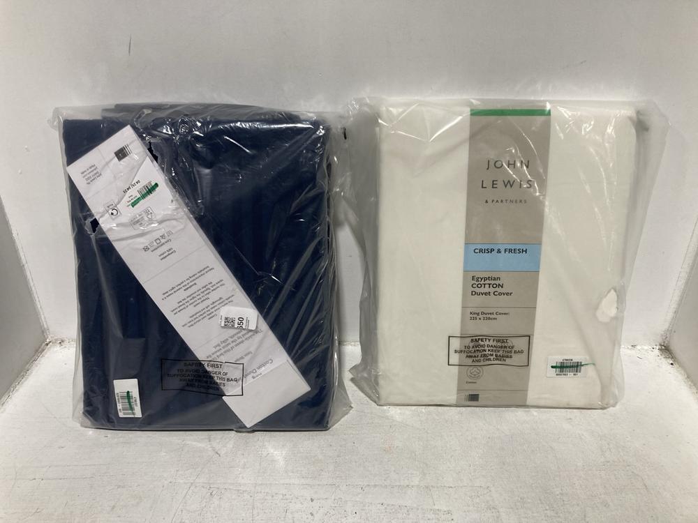 Lot 650  
            Chesterfield SR46 - Parcel Delivery Only 

                
COTTON KING SIZE DUVET SET IN NAVY TO INCLUDE CRISP & FRESH EGYPTIAN COTTON DUVET...