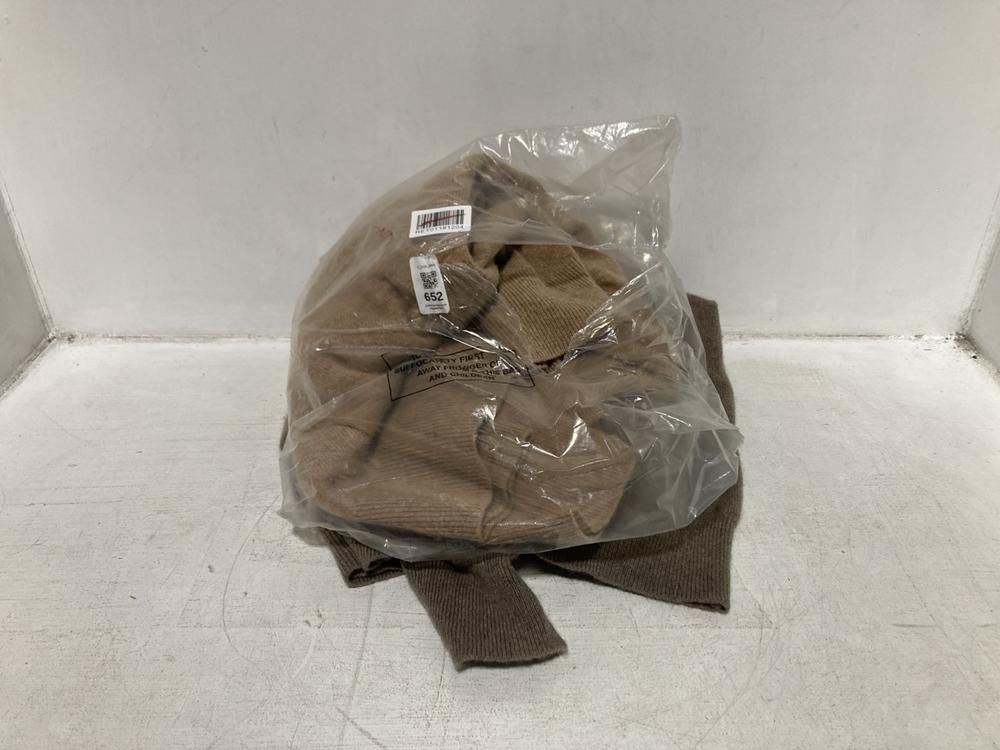 Lot 652  
            Chesterfield SR46 - Parcel Delivery Only 

                
CASHMERE V-NECK JUMPER IN LIGHT BROWN - UK SIZE L TO INCLUDE CASHMERE V-NECK JUMP...
