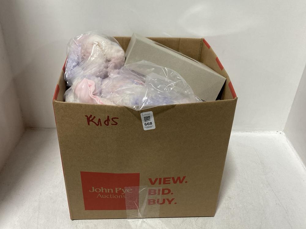 Lot 668  
            Chesterfield SR46 - Parcel Delivery Only 

                
QTY OF ASSORTED KIDS CLOTHING TO INCLUDE 2-PACK WOOL TIGHTS IN NAVY- UK SIZE 7-8 ...