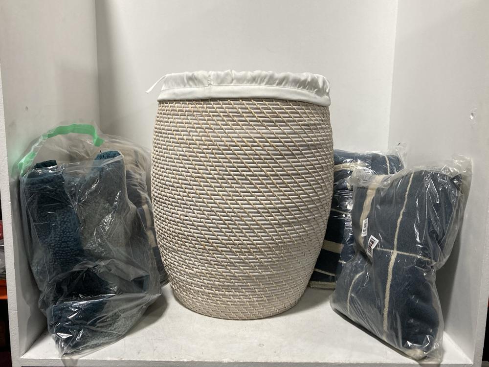 Lot 669  
            Chesterfield SR46 - Parcel Delivery Only 

                
QTY OF ASSORTED BATHROOM ITEMS TO INCLUDE PATTERN BATH MAT IN BLUE (LOCATION: C4)