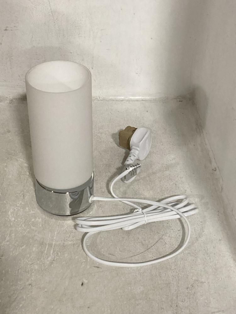 Lot 670  
            Chesterfield SR46 - Parcel Delivery Only 

                
CARA TOUCH LAMP TO INCLUDE LINEN SHADE FRAME TABLE LAMP (LOCATION: B1)