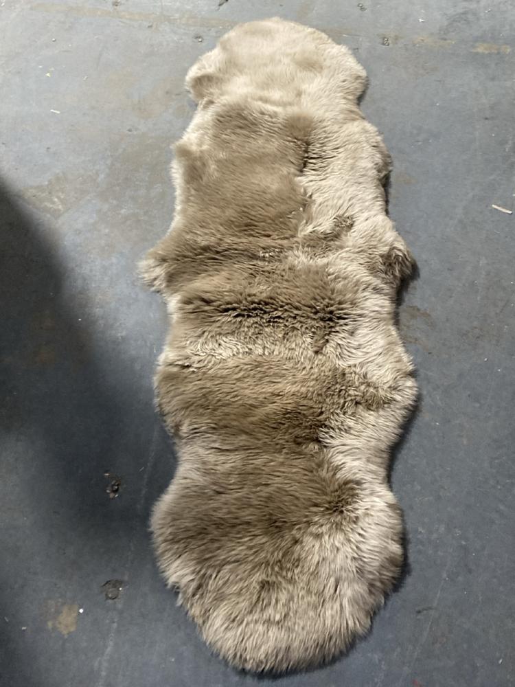 Lot 67  
            Chesterfield SR46 - Parcel Delivery Only 

                
SHEEPSKIN DOUBLE FUR FLOOR RUG IN GREY (LOCATION: A2)