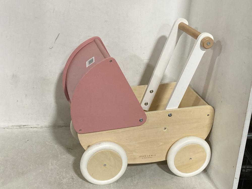 Lot 686  
            Chesterfield SR46 - Parcel Delivery Only 

                
WAITROSE & PARTNERS KIDS WOODEN SHOPPING TROLLEY TO INCLUDE KIDS WOODEN DOLL PUSH...