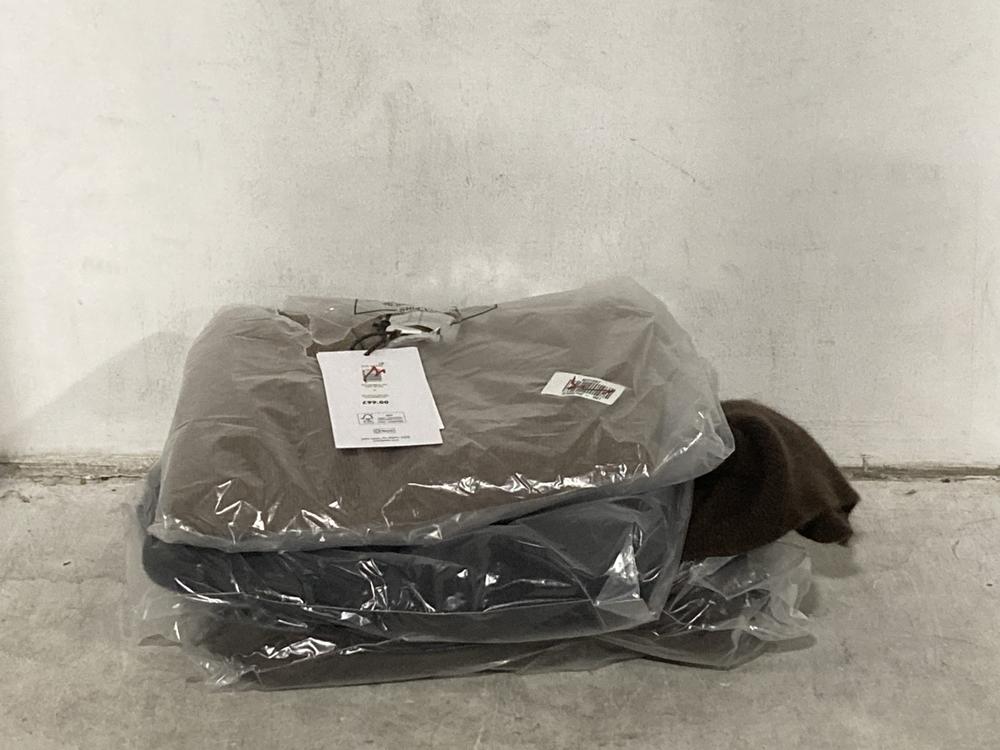 Lot 696  
            Chesterfield SR46 - Parcel Delivery Only 

                
3 X ASSORTED ADULTS CLOTHING TO INCLUDE CASHMERE V-NECK JUMPER IN OAT - UK SIZE M...