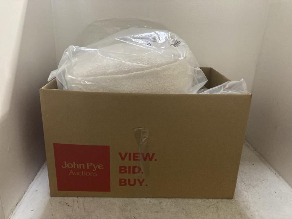 Lot 69  
            Chesterfield SR46 - Parcel Delivery Only 

                
QTY OF ASSORTED HOME ITEMS TO INCLUDE BOUCLE 40CM ROUND FLOOR CUSHION IN WHITE (L...