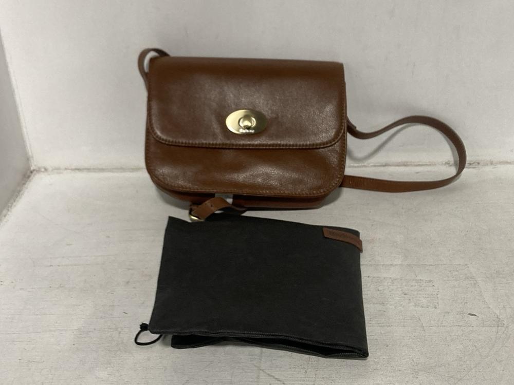 Lot 6  
            Chesterfield SR46 - Parcel Delivery Only 

                
BARBOUR ISLA LEATHER CROSS-BODY BAG IN BROWN - ORIGINAL RRP £119 (LOCATION: A1)