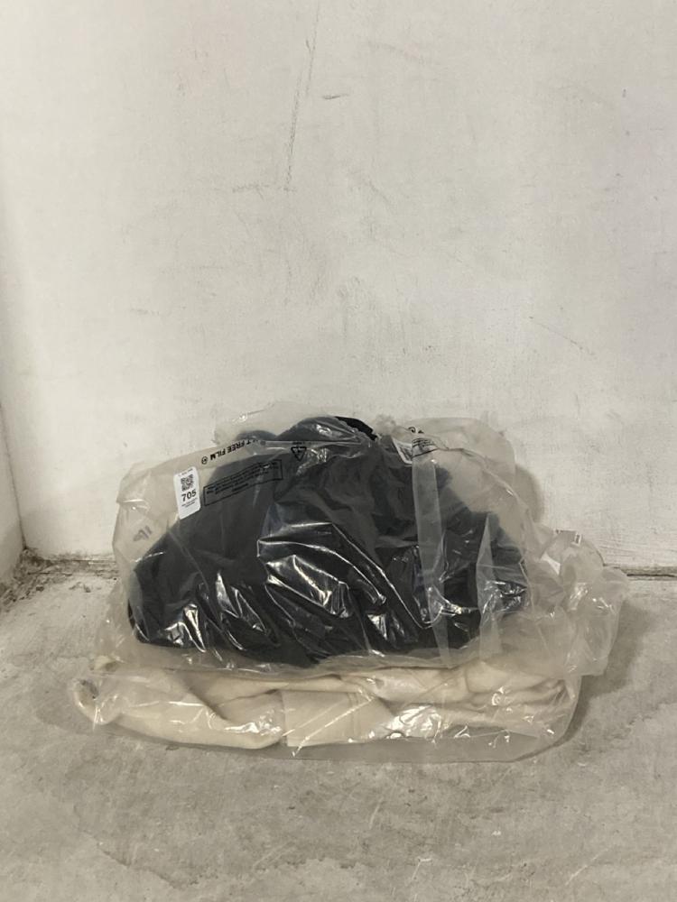 Lot 705  
            Chesterfield SR46 - Parcel Delivery Only 

                
STRAIGHT LEG 3/4 TROUSERS IN BLACK WITH BOWS - UK SIZE L TO INCLUDE DIGO BLAZER I...