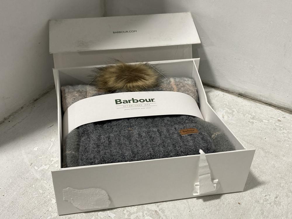 Lot 711  
            Chesterfield SR46 - Parcel Delivery Only 

                
BARBOUR SALTBURN BEANIE & CHECK SCARF GIFT SET IN GREY & ROSE - ONESIZE (LOCATION...