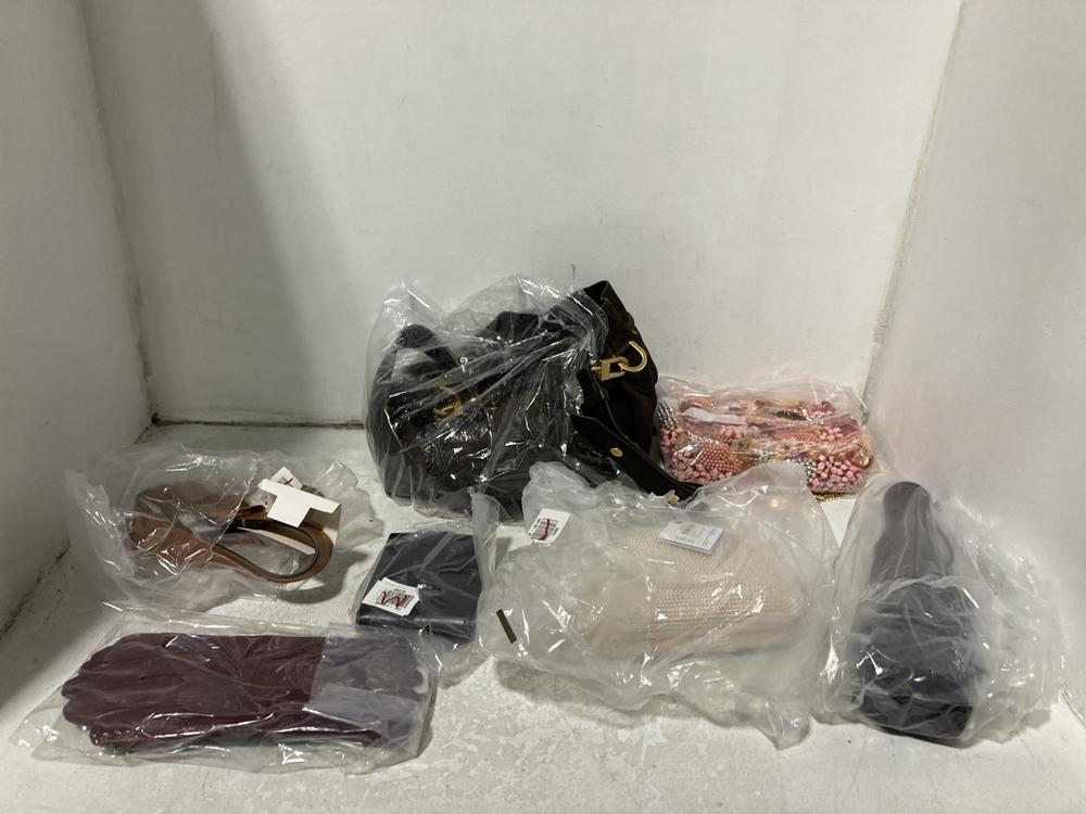 Lot 712  
            Chesterfield SR46 - Parcel Delivery Only 

                
QTY OF ASSORTED BAGS TO INCLUDE FLORAL BEADED BAG IN PINK - ONESIE (LOCATION: B2)