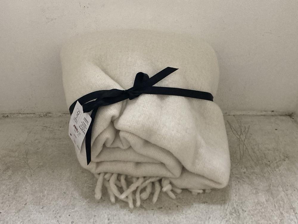 Lot 71  
            Chesterfield SR46 - Parcel Delivery Only 

                
MOHAIR MARSHMALLOW BLANKET TO INCLUDE SOFT & LIGHT DOUBLE MATTRESS TOPPER ( 135 X...