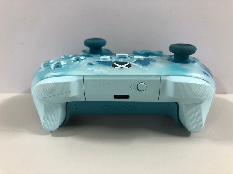 Lot 15  
            Nottingham SR1 - Delivery Only 

                
XBOX WIRELESS CONTROLLER - ICE BREAKER EDITION - ORIGINAL RRP - £74.99