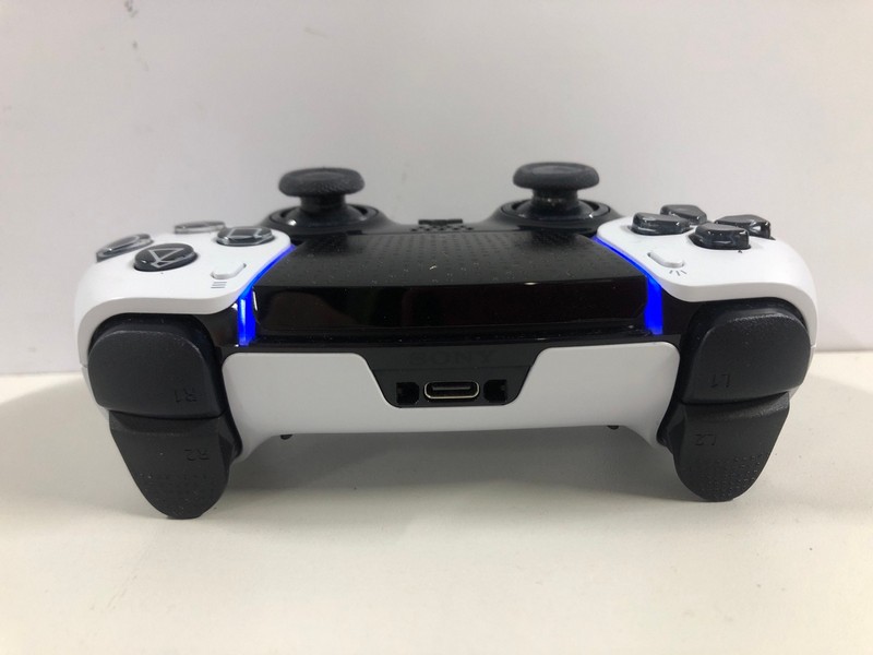 Lot 26  
            Nottingham SR1 - Delivery Only 

                
PLAYSTATION DUAL SENSE EDGE WIRELESS CONTROLLER FOR PS5 - WHITE - ORIGINAL RRP - ...