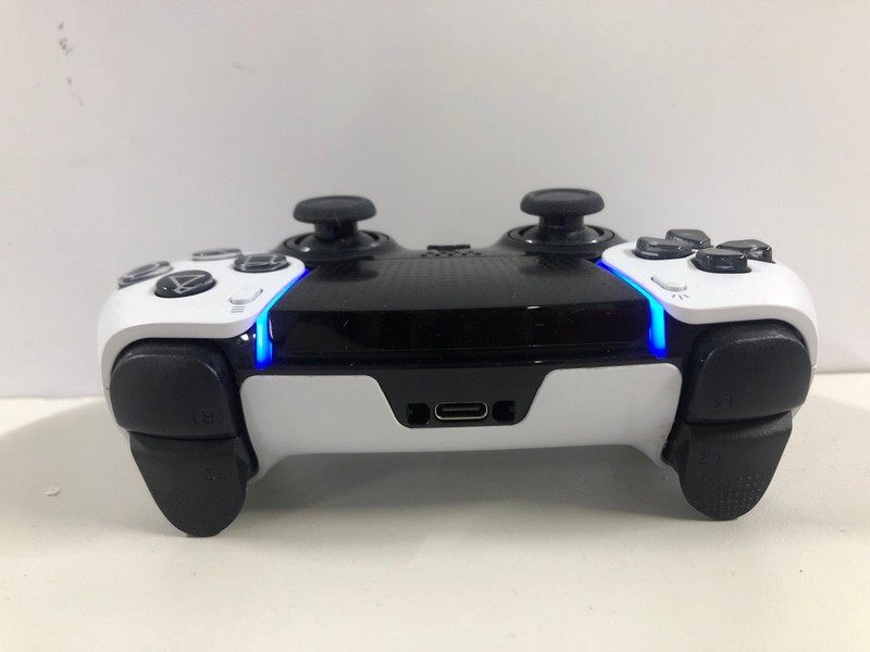 Lot 30  
            Nottingham SR1 - Delivery Only 

                
PLAYSTATION DUAL SENSE EDGE WIRELESS CONTROLLER FOR PS5 - WHITE - ORIGINAL RRP - ...