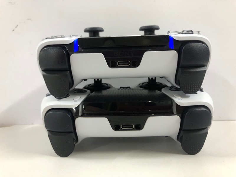 Lot 31  
            Nottingham SR1 - Delivery Only 

                
2 X PLAYSTATION DUAL SENSE EDGE WIRELESS CONTROLLER FOR PS5 - WHITE - ORIGINAL RR...