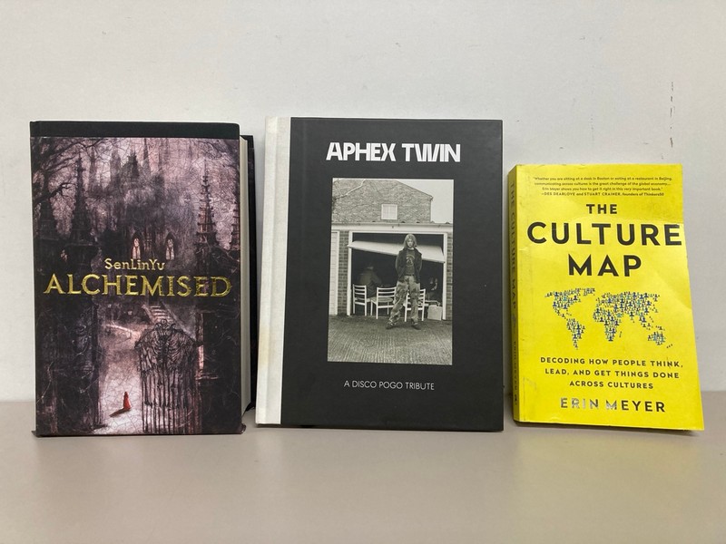 Lot 498  
            Nottingham SR1 - Delivery Only 

                
BOX OF VARIOUS BOOKS INC. APHEX TVVIN - A DISCO POGO TRIBUTE