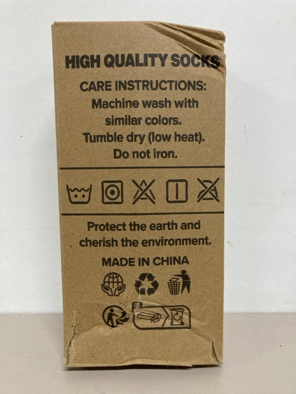 Lot 509  
            Nottingham SR1 - Delivery Only 

                
BOX OF VARIOUS ITEMS INC. RIPT SWIMWEAR - BOYS PLAIN SWIM SHORTS - SIZE UK 11/12