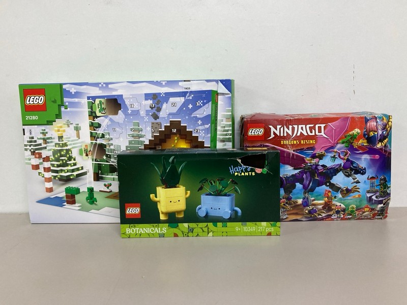 Lot 526  
            Nottingham SR1 - Delivery Only 

                
BOX OF VARIOUS TOYS/GAMES INC. PLAY-DOH CARE & CARRY VET