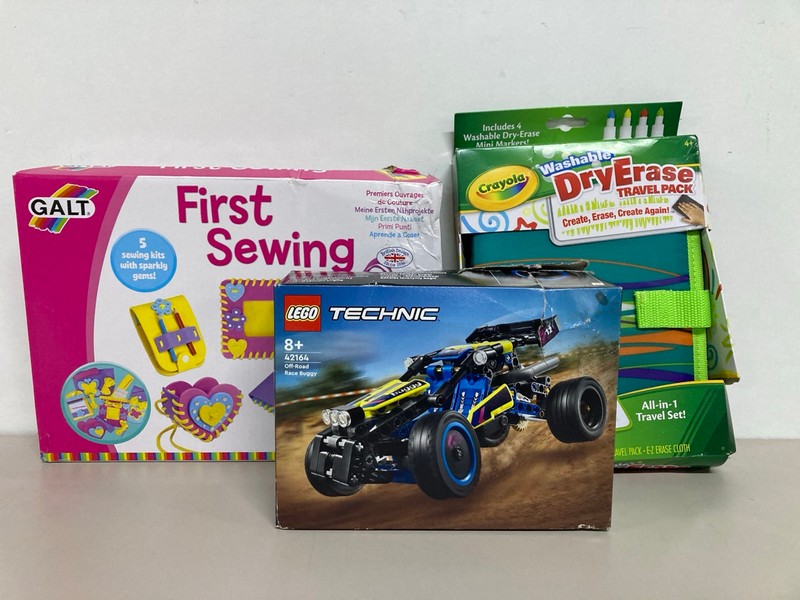 Lot 526  
            Nottingham SR1 - Delivery Only 

                
BOX OF VARIOUS TOYS/GAMES INC. PLAY-DOH CARE & CARRY VET