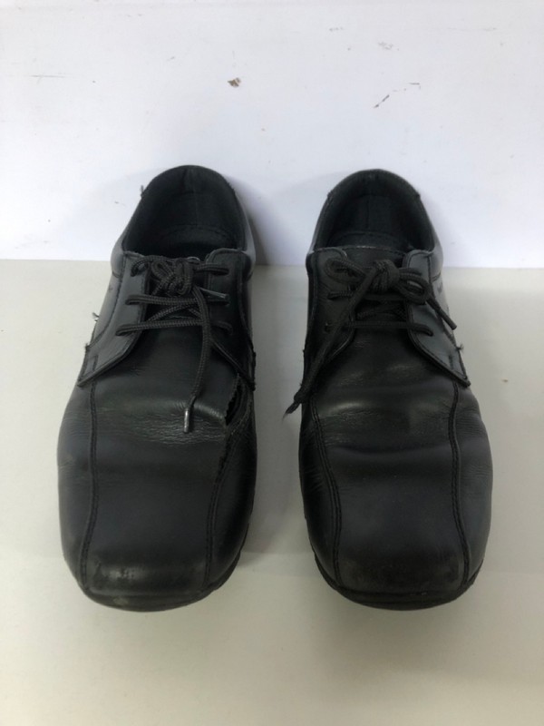 Lot 536  
            Nottingham SR1 - Delivery Only 

                
HUSH PUPPIES VINCENTE SNR SHOE - BLACK - SIZE UK 4 & KICKERS TONVI TRIP SHOE - BL...