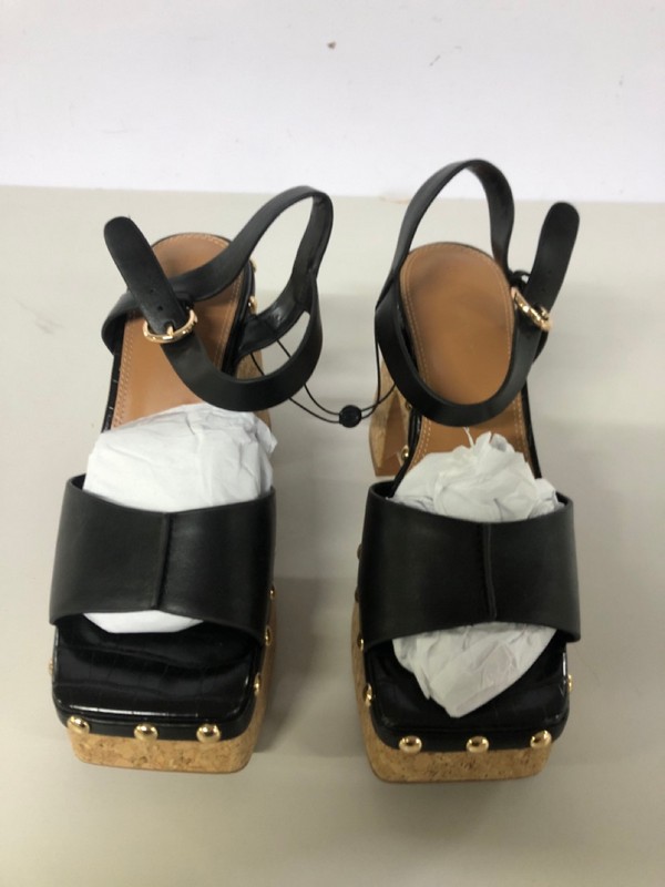 Lot 538  
            Nottingham SR1 - Delivery Only 

                
BOX OF VARIOUS SHOES - MULTIPLE SIZES - MULTIPLE COLOURWAYS