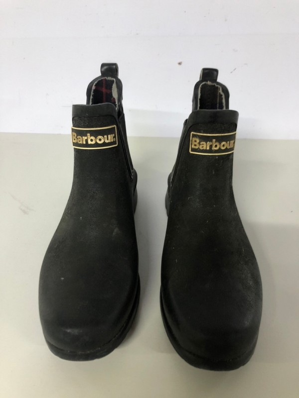 Lot 538  
            Nottingham SR1 - Delivery Only 

                
BOX OF VARIOUS SHOES - MULTIPLE SIZES - MULTIPLE COLOURWAYS