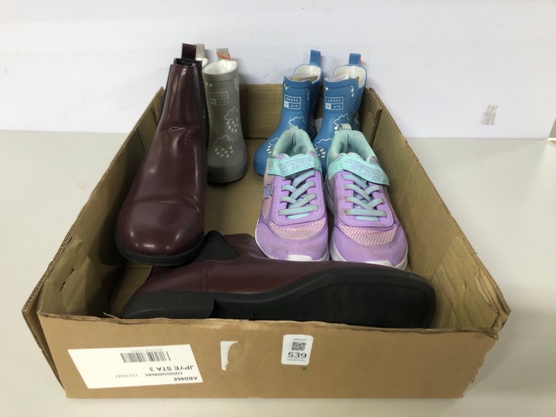 Lot 539  
            Nottingham SR1 - Delivery Only 

                
BOX OF VARIOUS SHOES - MULTIPLE SIZES - MULTIPLE COLOURWAYS