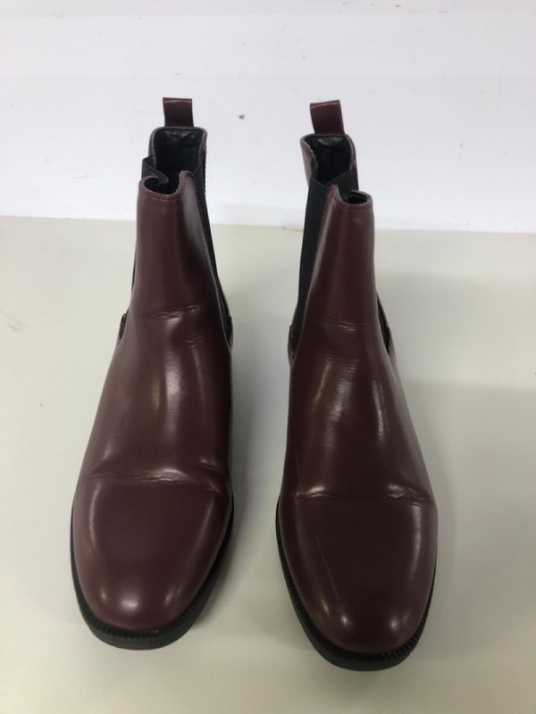 Lot 539  
            Nottingham SR1 - Delivery Only 

                
BOX OF VARIOUS SHOES - MULTIPLE SIZES - MULTIPLE COLOURWAYS