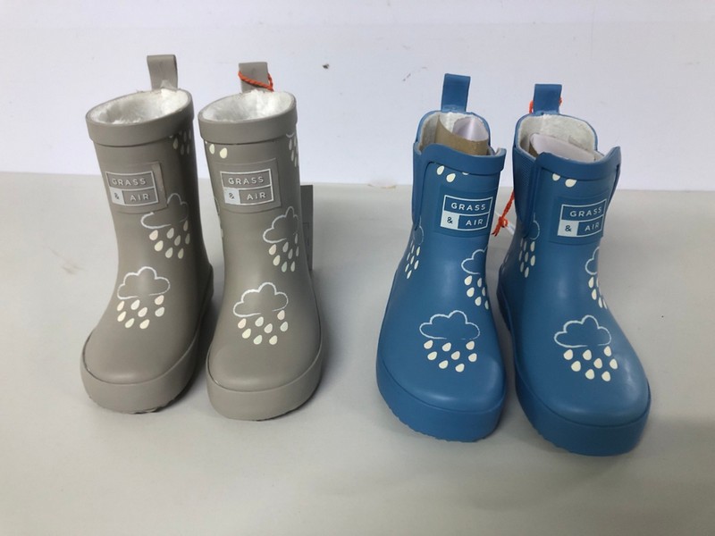 Lot 539  
            Nottingham SR1 - Delivery Only 

                
BOX OF VARIOUS SHOES - MULTIPLE SIZES - MULTIPLE COLOURWAYS