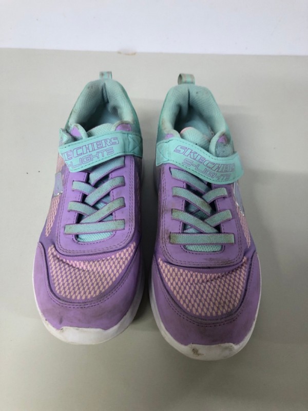 Lot 539  
            Nottingham SR1 - Delivery Only 

                
BOX OF VARIOUS SHOES - MULTIPLE SIZES - MULTIPLE COLOURWAYS