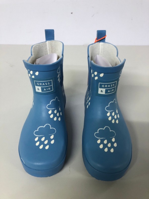 Lot 540  
            Nottingham SR1 - Delivery Only 

                
BOX OF VARIOUS SHOES - MULTIPLE SIZES - MULTIPLE COLOURWAYS