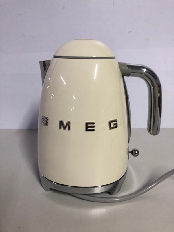 Lot 553  
            Nottingham SR1 - Delivery Only 

                
SMEG KETTLE - CREAM - MODEL - KLF03CRUK - ORIGINAL RRP - £189.99