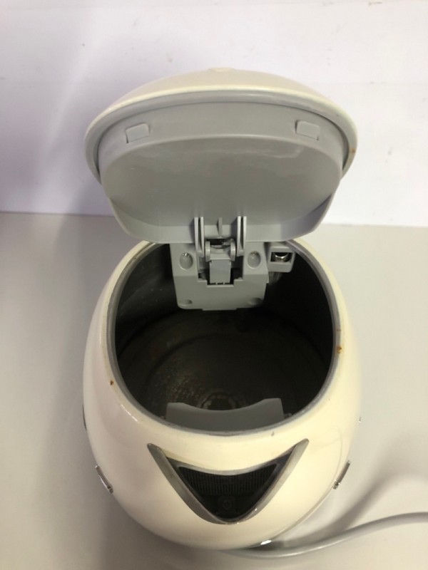 Lot 553  
            Nottingham SR1 - Delivery Only 

                
SMEG KETTLE - CREAM - MODEL - KLF03CRUK - ORIGINAL RRP - £189.99