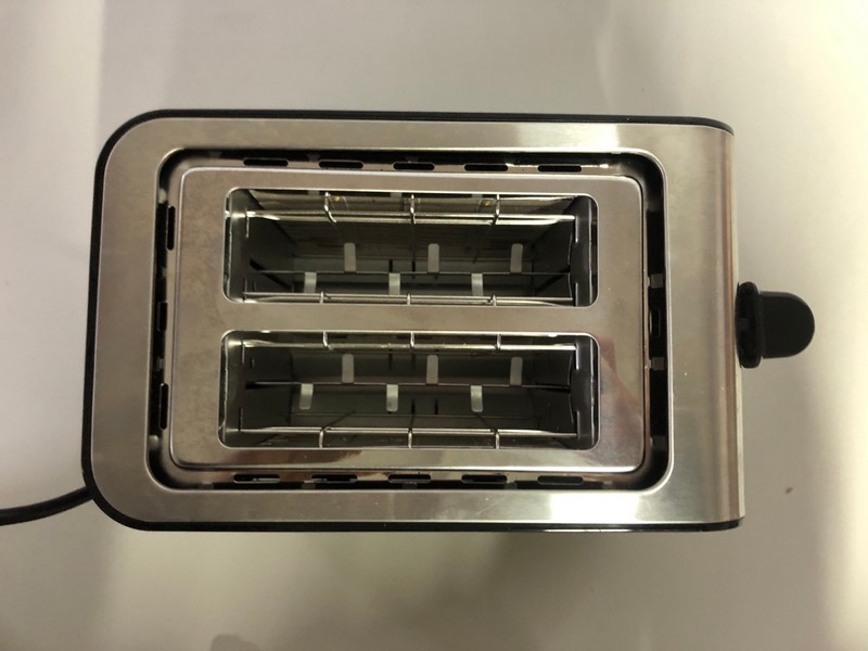 Lot 554  
            Nottingham SR1 - Delivery Only 

                
4 X VARIOUS TOASTERS INC. ESSENTIALS 2 SLICE TOASTER