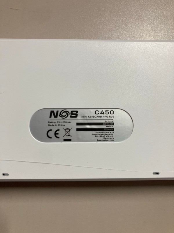 Lot 594  
            Nottingham SR1 - Delivery Only 

                
BOX OF VARIOUS KEYBOARDS