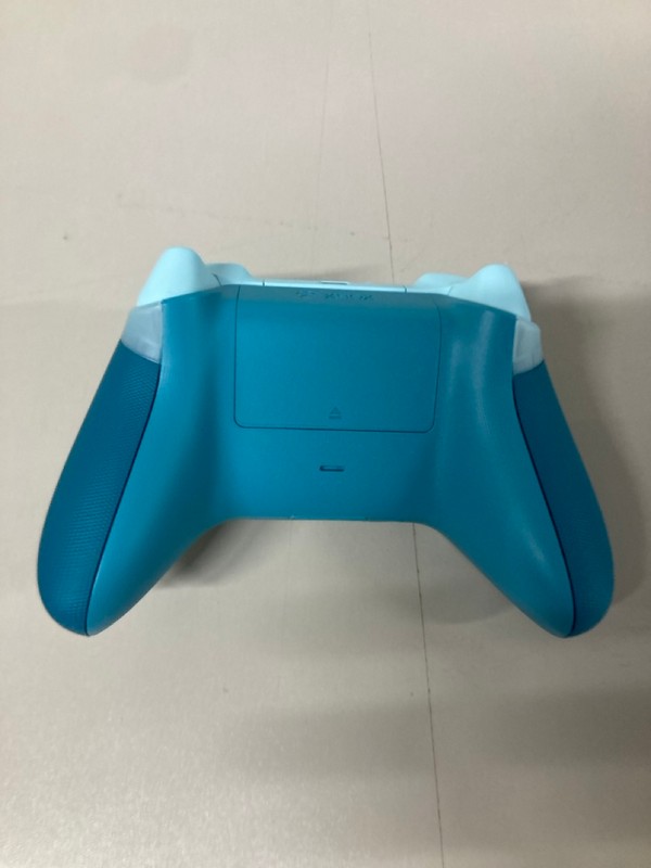 Lot 625  
            Nottingham SR1 - Delivery Only 

                
XBOX WIRELESS CONTROLLER - ICE BREAKER EDITION - ORIGINAL RRP - £74.99