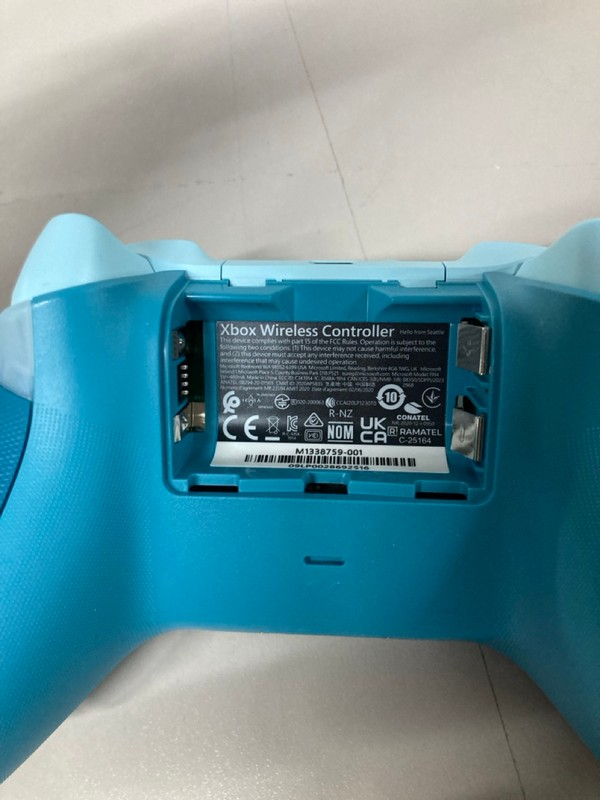 Lot 625  
            Nottingham SR1 - Delivery Only 

                
XBOX WIRELESS CONTROLLER - ICE BREAKER EDITION - ORIGINAL RRP - £74.99