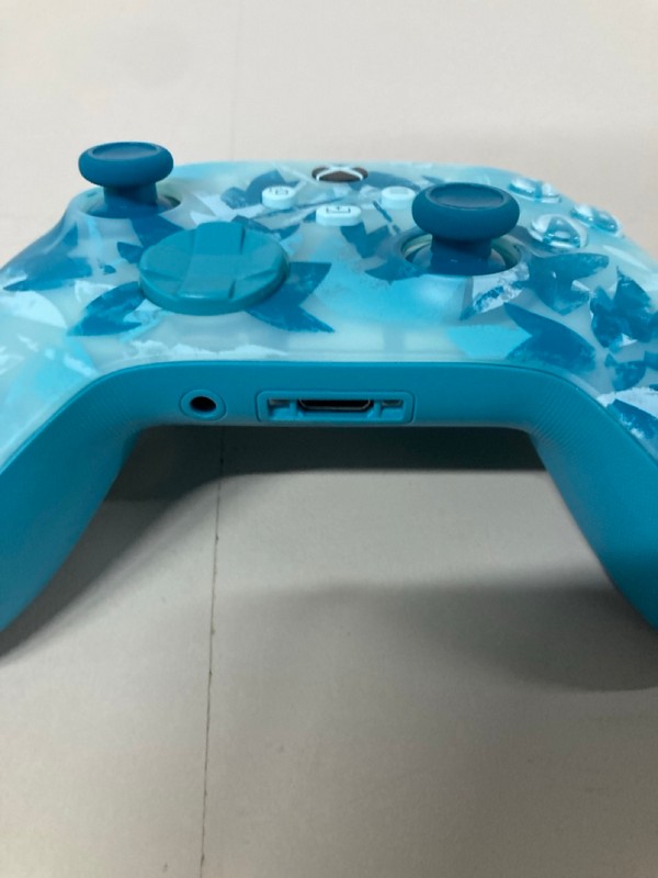 Lot 625  
            Nottingham SR1 - Delivery Only 

                
XBOX WIRELESS CONTROLLER - ICE BREAKER EDITION - ORIGINAL RRP - £74.99