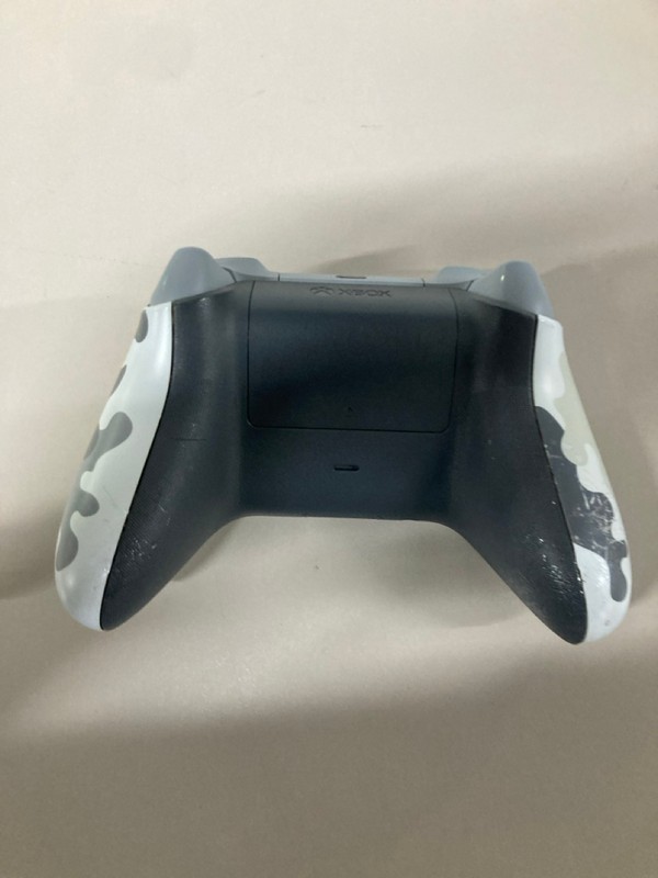 Lot 627  
            Nottingham SR1 - Delivery Only 

                
XBOX WIRELESS CONTROLLER - ARCTIC CAMO EDITION - ORIGINAL RRP - £74.99
