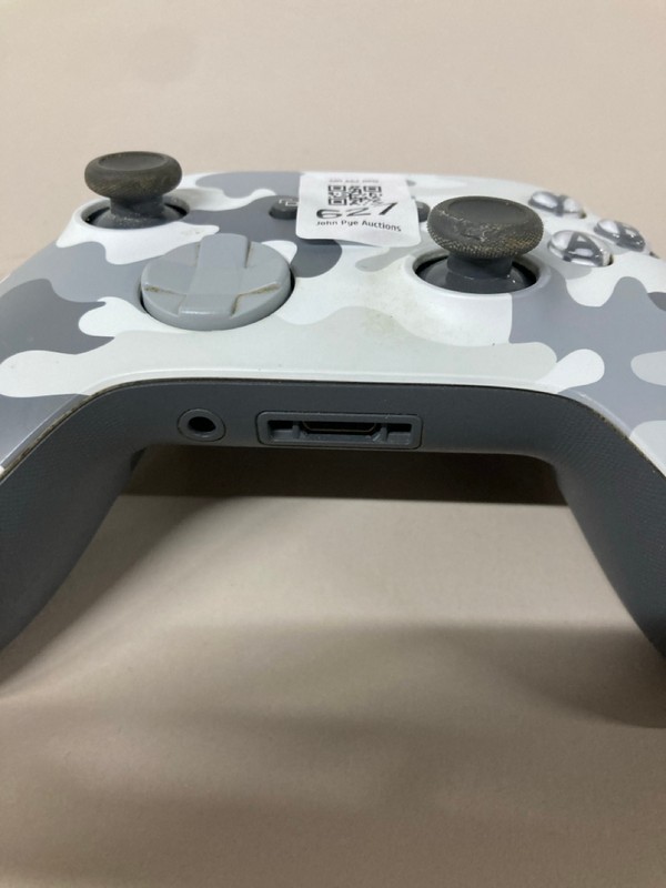 Lot 627  
            Nottingham SR1 - Delivery Only 

                
XBOX WIRELESS CONTROLLER - ARCTIC CAMO EDITION - ORIGINAL RRP - £74.99