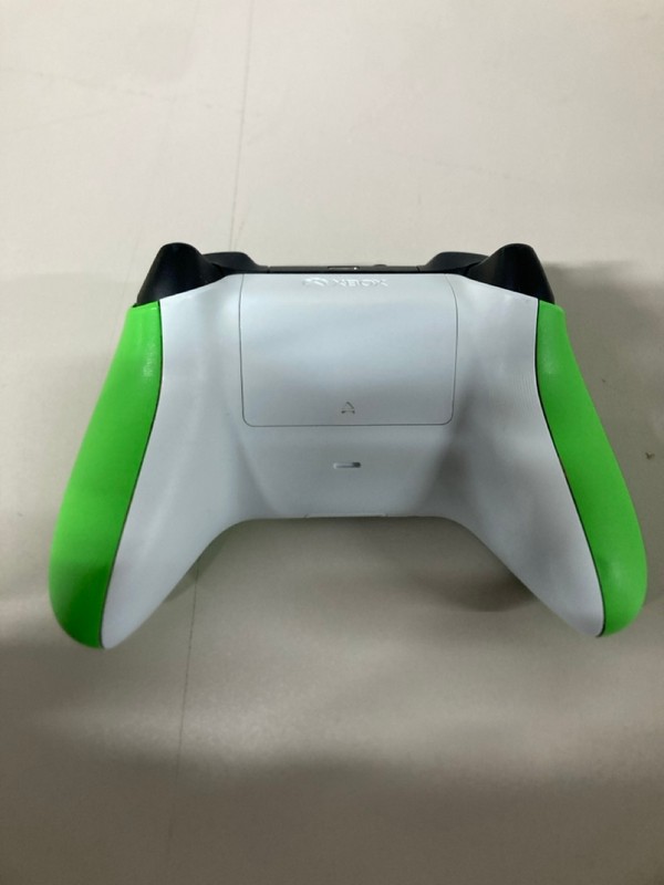 Lot 629  
            Nottingham SR1 - Delivery Only 

                
XBOX WIRELESS CONTROLLER - VELOCITY GREEN EDITION - ORIGINAL RRP - £74.99