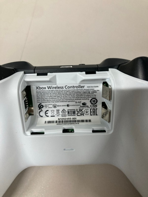 Lot 629  
            Nottingham SR1 - Delivery Only 

                
XBOX WIRELESS CONTROLLER - VELOCITY GREEN EDITION - ORIGINAL RRP - £74.99