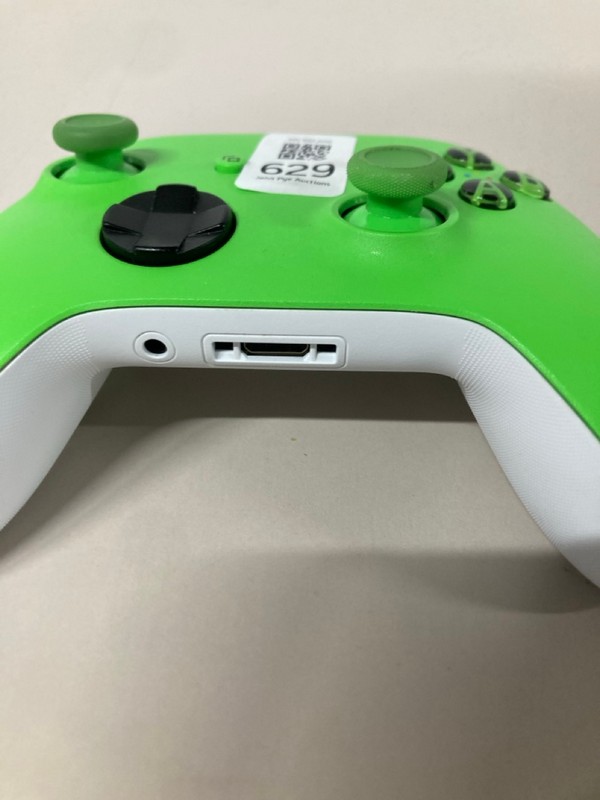 Lot 629  
            Nottingham SR1 - Delivery Only 

                
XBOX WIRELESS CONTROLLER - VELOCITY GREEN EDITION - ORIGINAL RRP - £74.99