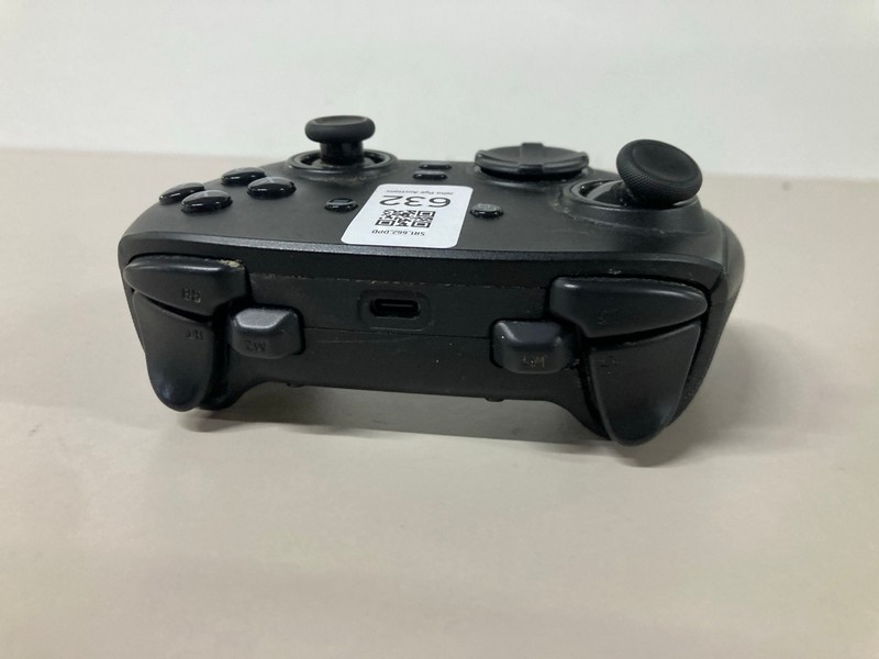 Lot 632  
            Nottingham SR1 - Delivery Only 

                
RAZER XBOX WIRELESS CONTROLLER - BLACK - MODEL UNKNOWN