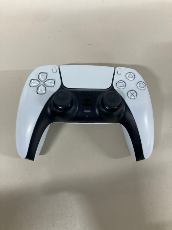 Lot 668  
            Nottingham SR1 - Delivery Only 

                
PLAYSTATION 5 DUAL SENSE WIRELESS CONTROLLER - WHITE - ORIGINAL RRP - £74.99