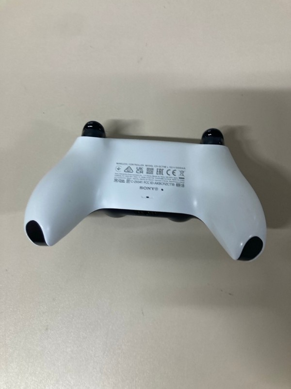 Lot 668  
            Nottingham SR1 - Delivery Only 

                
PLAYSTATION 5 DUAL SENSE WIRELESS CONTROLLER - WHITE - ORIGINAL RRP - £74.99